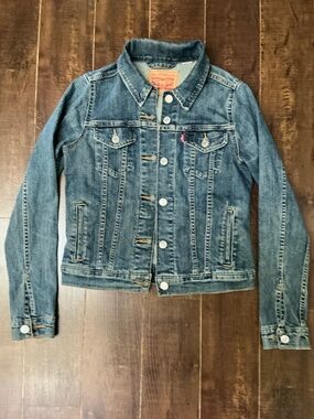 Levi’s blue denim jacket for women (XS)